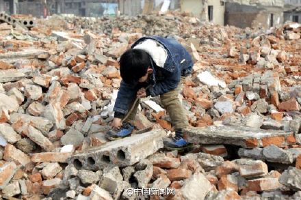 一个7岁男孩的寒假：砸钢丝为父筹医药费 乱石堆里写作业759 / 作者:恭城520小奈姐姐 / 帖子ID:111888