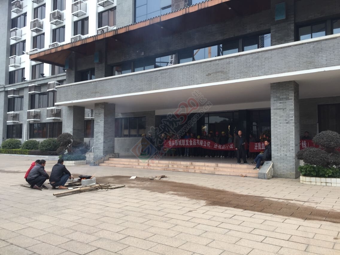 政府门口工人们拉起横幅要求还血汗钱了217 / 作者:thkfh / 帖子ID:112109