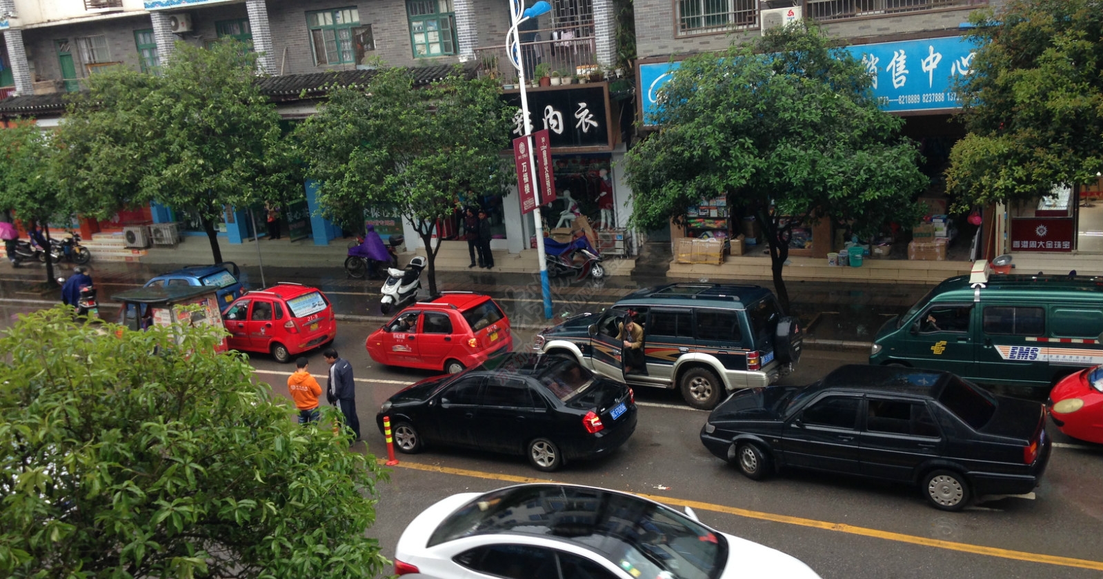 来讲修个手机，防疫站红绿灯摩的跟小车撞一起了吧，堵死半条路28 / 作者:thkfh / 帖子ID:113403