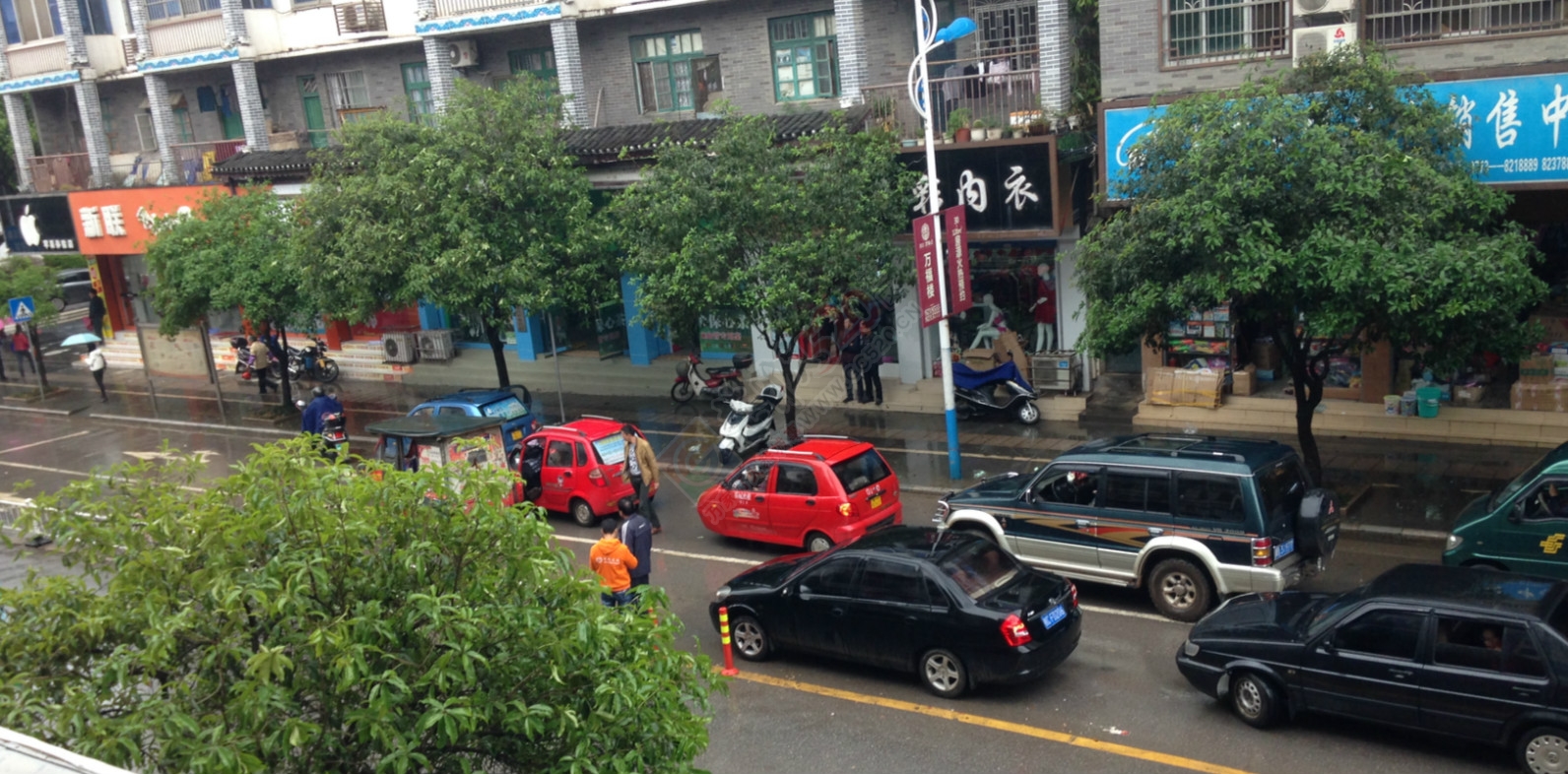 来讲修个手机，防疫站红绿灯摩的跟小车撞一起了吧，堵死半条路599 / 作者:thkfh / 帖子ID:113403