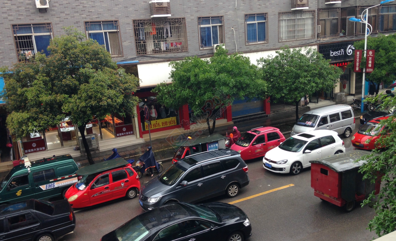 来讲修个手机，防疫站红绿灯摩的跟小车撞一起了吧，堵死半条路694 / 作者:thkfh / 帖子ID:113403