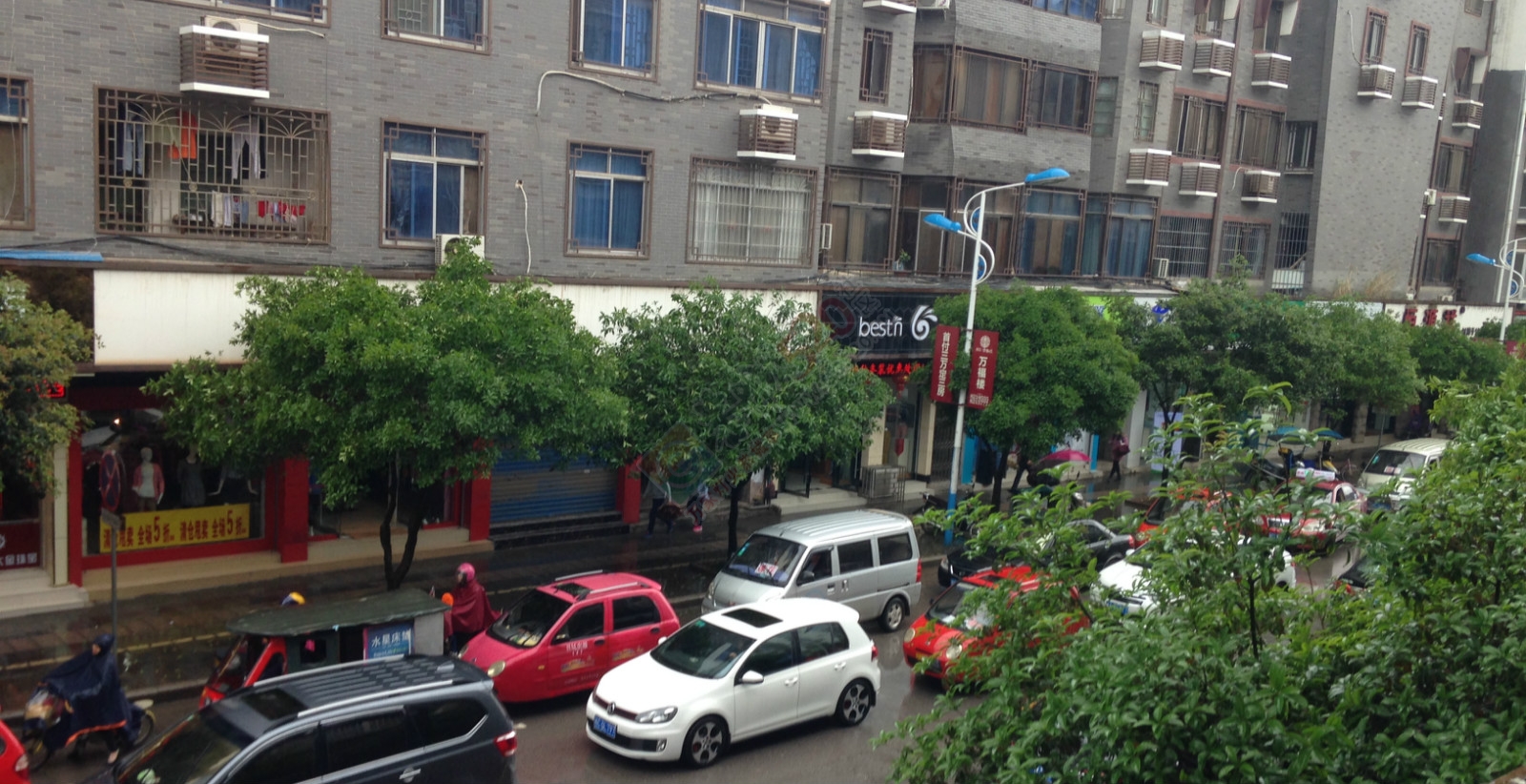 来讲修个手机，防疫站红绿灯摩的跟小车撞一起了吧，堵死半条路928 / 作者:thkfh / 帖子ID:113403