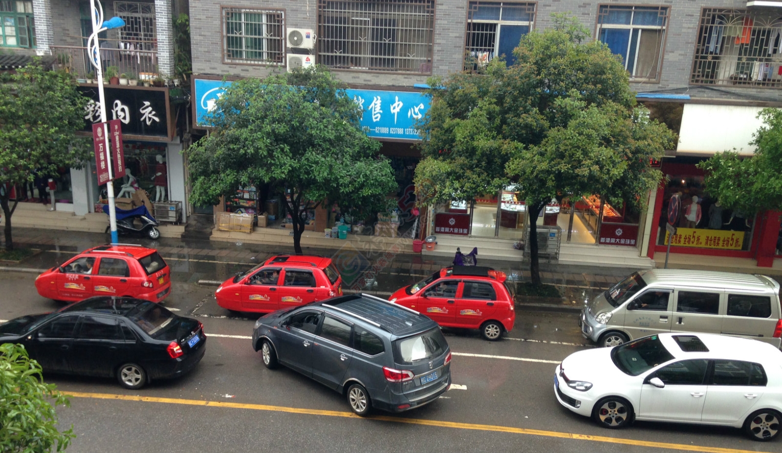 来讲修个手机，防疫站红绿灯摩的跟小车撞一起了吧，堵死半条路545 / 作者:thkfh / 帖子ID:113403