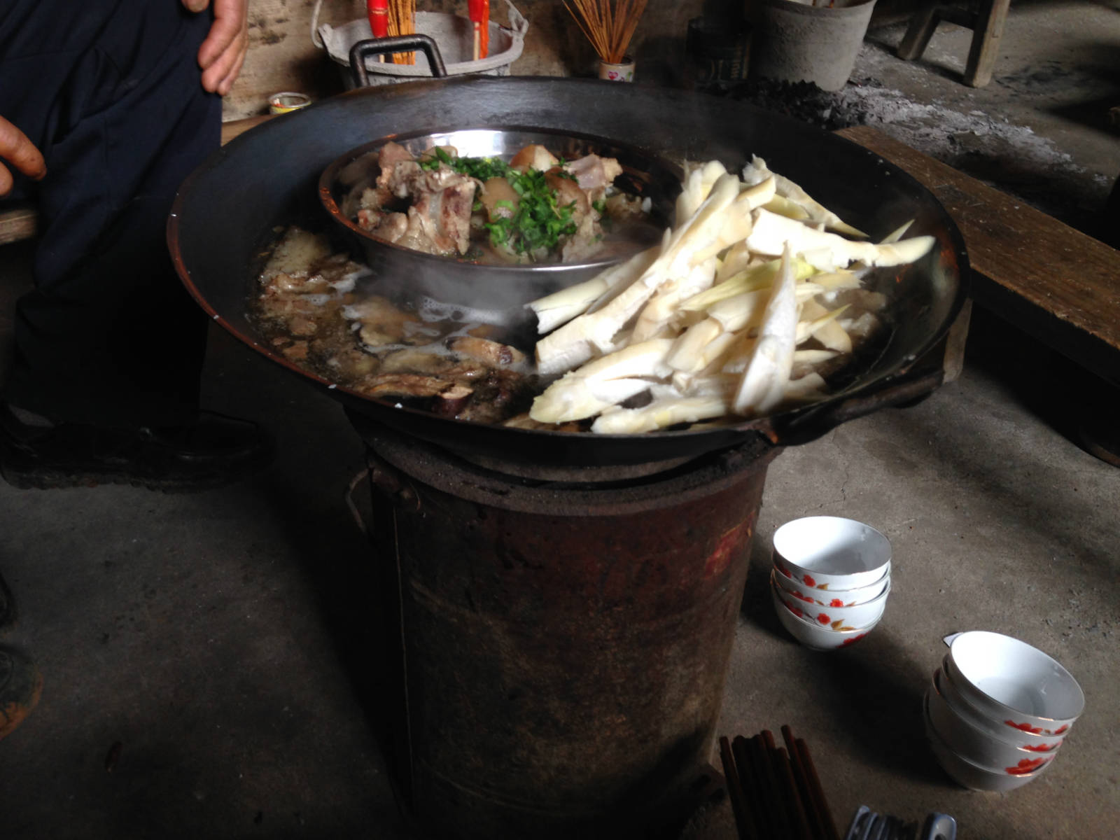 在有着百年历史的祠堂吃饭386 / 作者:黑白年代 / 帖子ID:115056