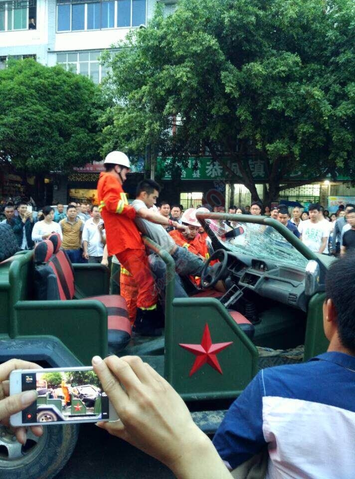 我县老加油站路段发生一起私改车追尾事故15 / 作者:山楂糖 / 帖子ID:115565