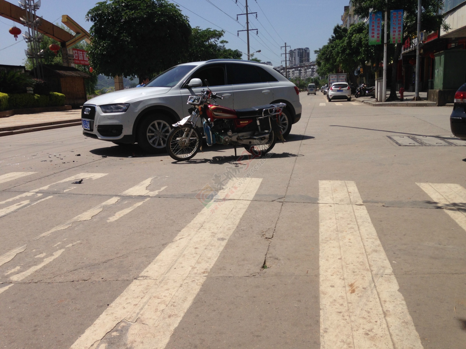 滨江苑水上乐园摩托车跟奥迪小车碰擦582 / 作者:thkfh / 帖子ID:115997