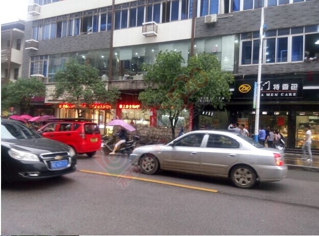 恭城主街道：商家招牌突然整体掉落 砸坏了玻璃 吓坏了路人165 / 作者:北辰 / 帖子ID:116156
