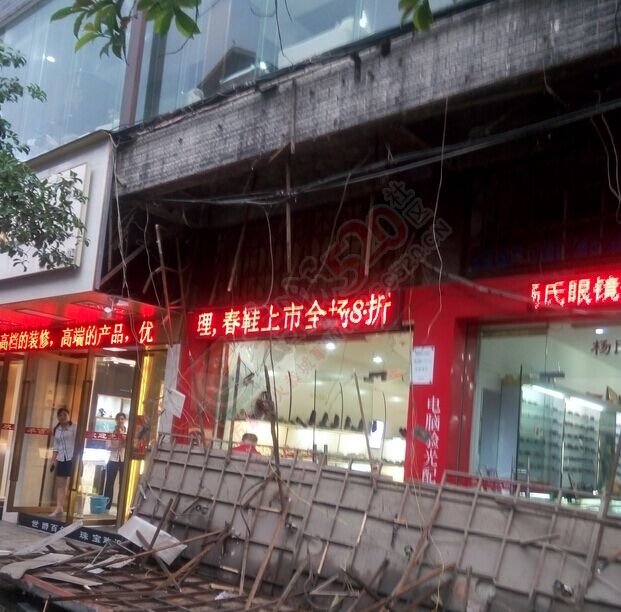 恭城主街道：商家招牌突然整体掉落 砸坏了玻璃 吓坏了路人63 / 作者:北辰 / 帖子ID:116156