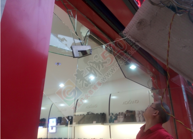 恭城主街道：商家招牌突然整体掉落 砸坏了玻璃 吓坏了路人863 / 作者:北辰 / 帖子ID:116156