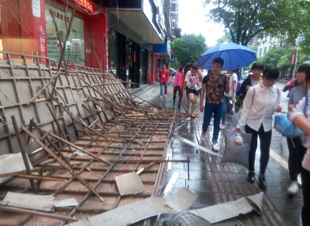 恭城主街道：商家招牌突然整体掉落 砸坏了玻璃 吓坏了路人630 / 作者:北辰 / 帖子ID:116156