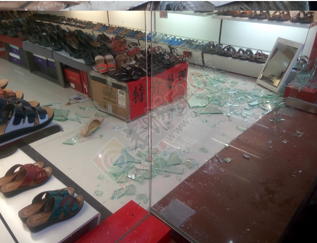 恭城主街道：商家招牌突然整体掉落 砸坏了玻璃 吓坏了路人590 / 作者:北辰 / 帖子ID:116156