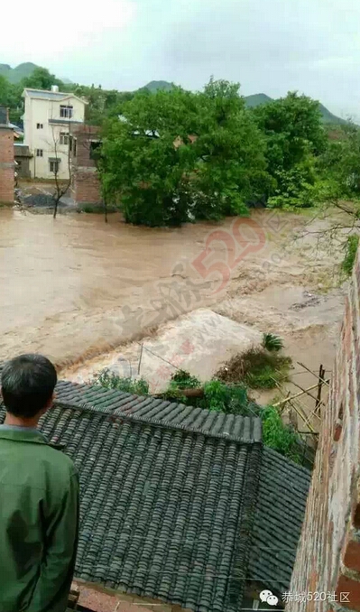 恭城连降暴雨，多地开启看海模式，西岭群众受灾自救572 / 作者:520小编 / 帖子ID:116167