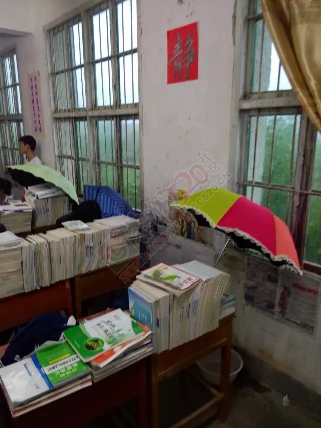 看看落大暴雨的时候，别个教室727 / 作者:摘颗星星送给你 / 帖子ID:116220