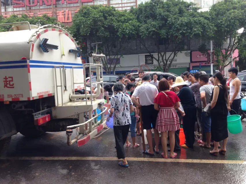 十字街路口消防在给大家送水，提了两桶回家了573 / 作者:碧澄匀 / 帖子ID:116318