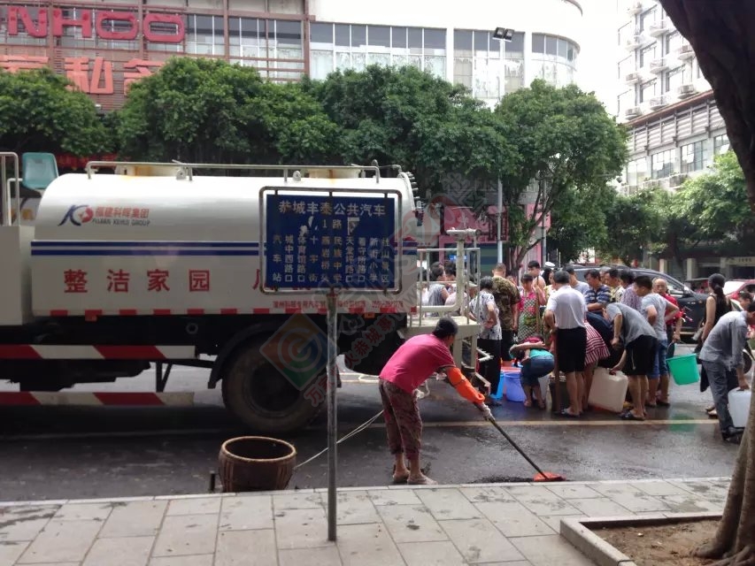 十字街路口消防在给大家送水，提了两桶回家了741 / 作者:碧澄匀 / 帖子ID:116318