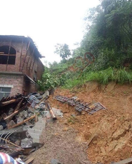 西岭乡东面村的山体滑坡（我们村）辛苦建的房孑和快丰收的庄稼，因为下雨，全没了959 / 作者:杨溪王公子 / 帖子ID:116538