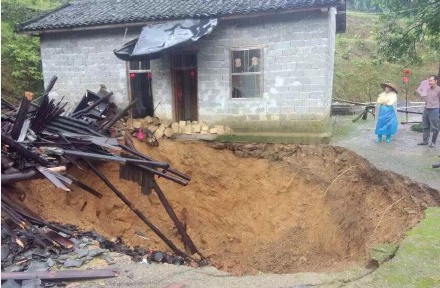 西岭乡东面村的山体滑坡（我们村）辛苦建的房孑和快丰收的庄稼，因为下雨，全没了13 / 作者:杨溪王公子 / 帖子ID:116538
