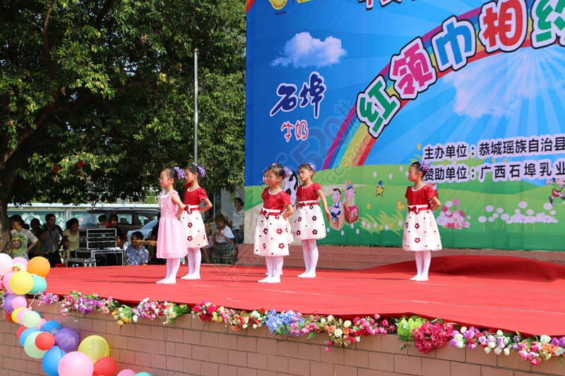 恭城平安小学举行庆“六一”文艺汇演726 / 作者:箩筐索 / 帖子ID:116653