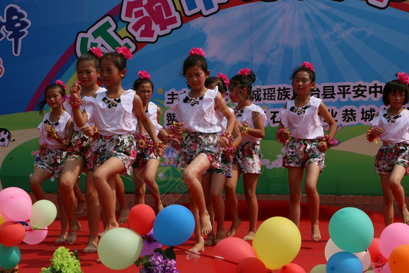 恭城平安小学举行庆“六一”文艺汇演194 / 作者:箩筐索 / 帖子ID:116653