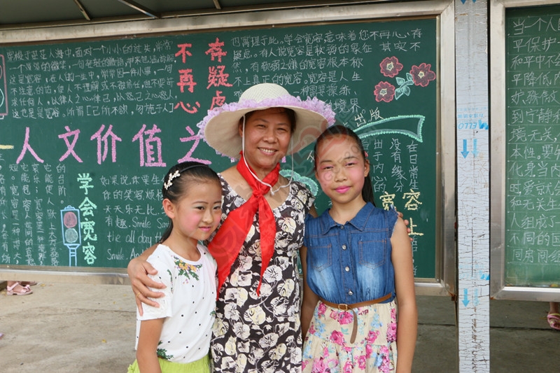 恭城平安小学举行庆“六一”文艺汇演221 / 作者:箩筐索 / 帖子ID:116653