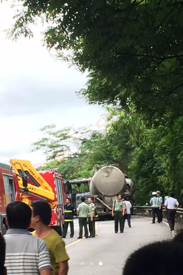 在化育路段发生油罐车火灾497 / 作者:小天我鸟 / 帖子ID:117605