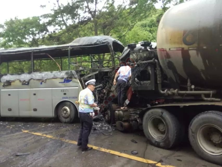 在化育路段发生油罐车火灾703 / 作者:罗少爷 / 帖子ID:117605