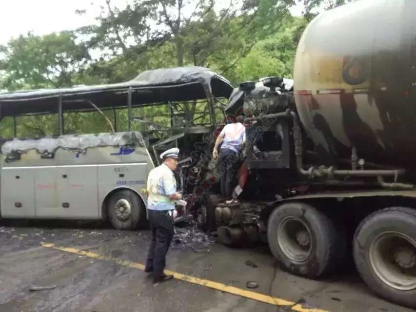 在化育路段发生油罐车火灾686 / 作者:罗少爷 / 帖子ID:117605