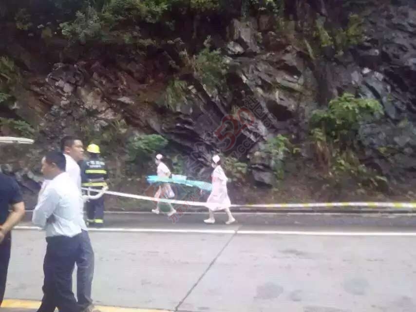 恭城重大车祸，大巴与水泥罐车相撞起火后烧毁，四人死亡822 / 作者:罗少爷 / 帖子ID:117610