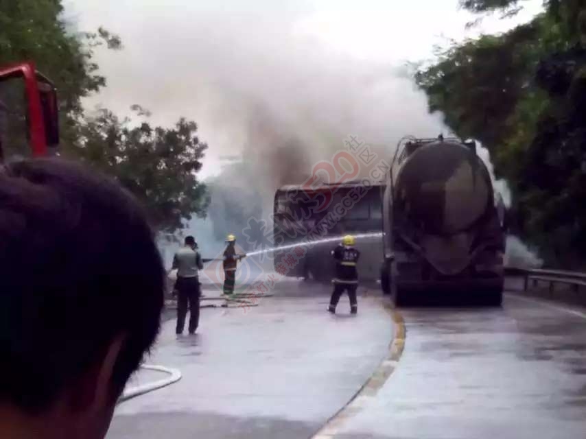 恭城重大车祸，大巴与水泥罐车相撞起火后烧毁，四人死亡247 / 作者:罗少爷 / 帖子ID:117610