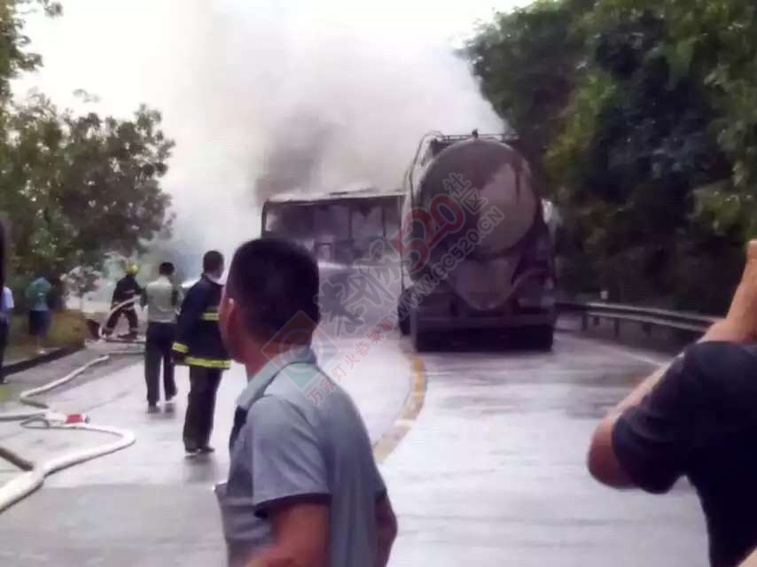 恭城重大车祸，大巴与水泥罐车相撞起火后烧毁，四人死亡620 / 作者:罗少爷 / 帖子ID:117610