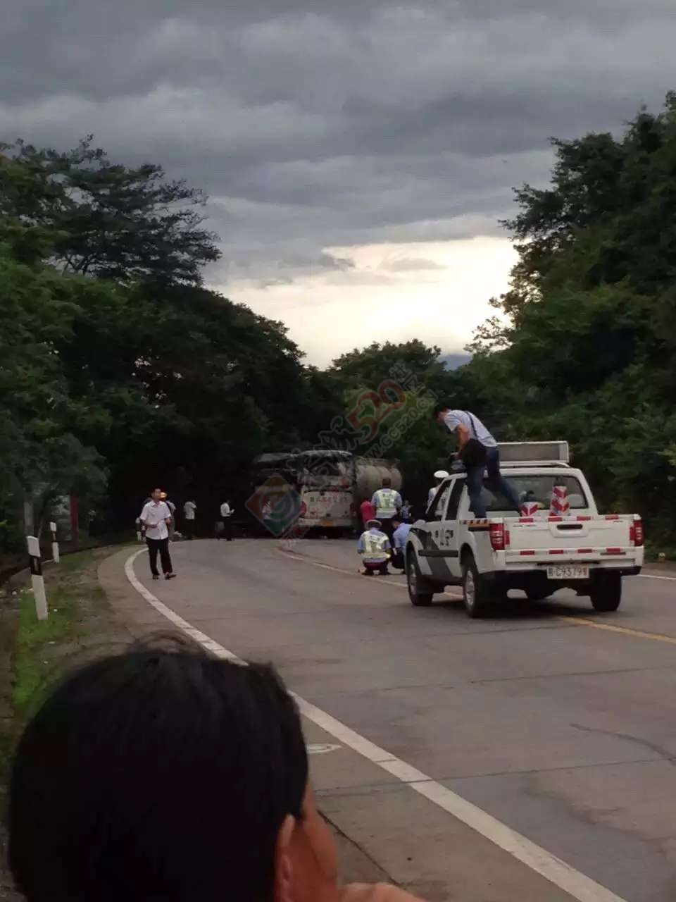 恭城重大车祸，大巴与水泥罐车相撞起火后烧毁，四人死亡226 / 作者:罗少爷 / 帖子ID:117610