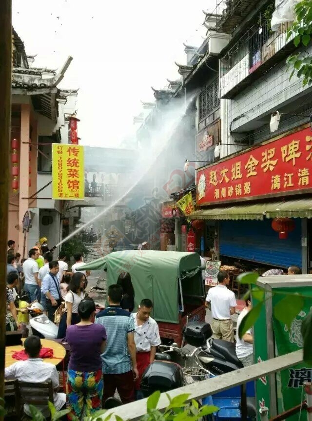 桂林阳朔新西街一栋大楼起火，火势延续达一小时才被扑灭！55 / 作者:箩筐索 / 帖子ID:118029