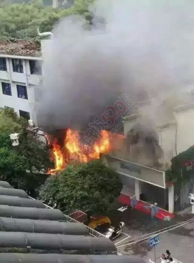 桂林阳朔新西街一栋大楼起火，火势延续达一小时才被扑灭！553 / 作者:箩筐索 / 帖子ID:118029