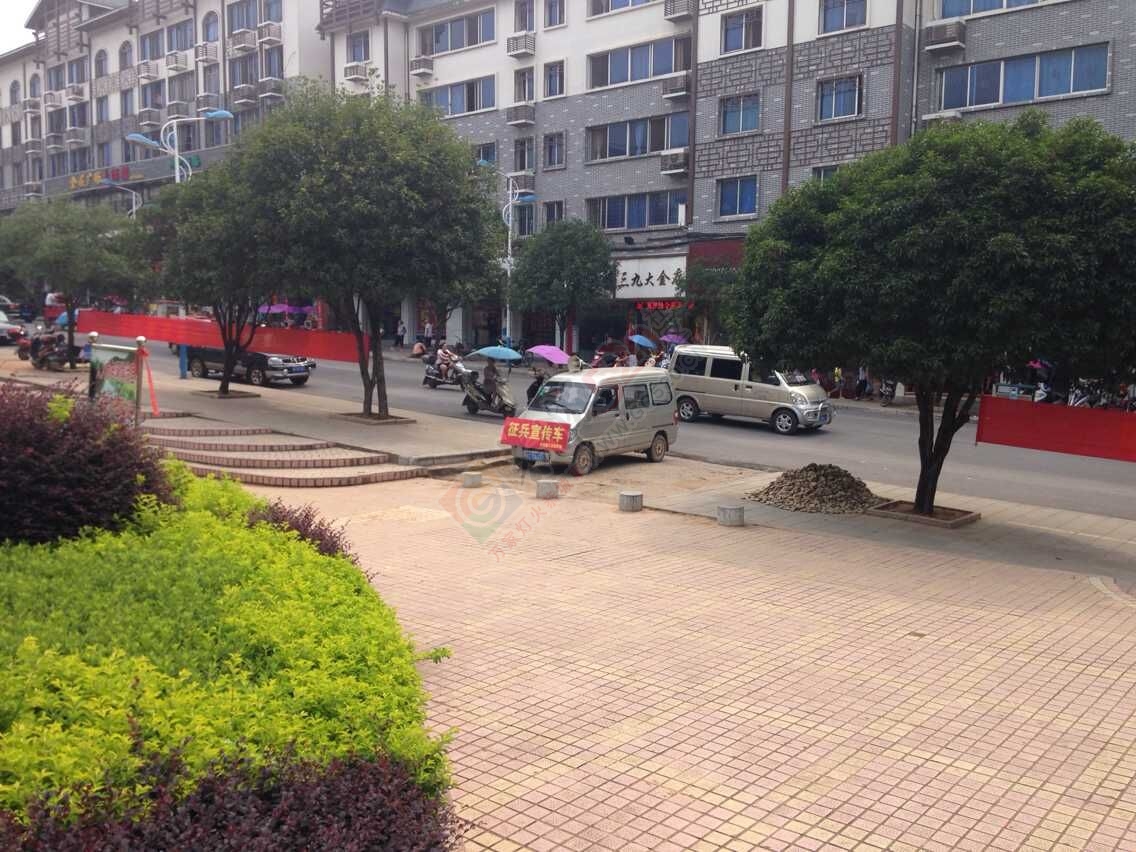 恭城县武装部在中心广场举行2015年征兵工作现场宣传报名活动569 / 作者:分类小编 / 帖子ID:119015