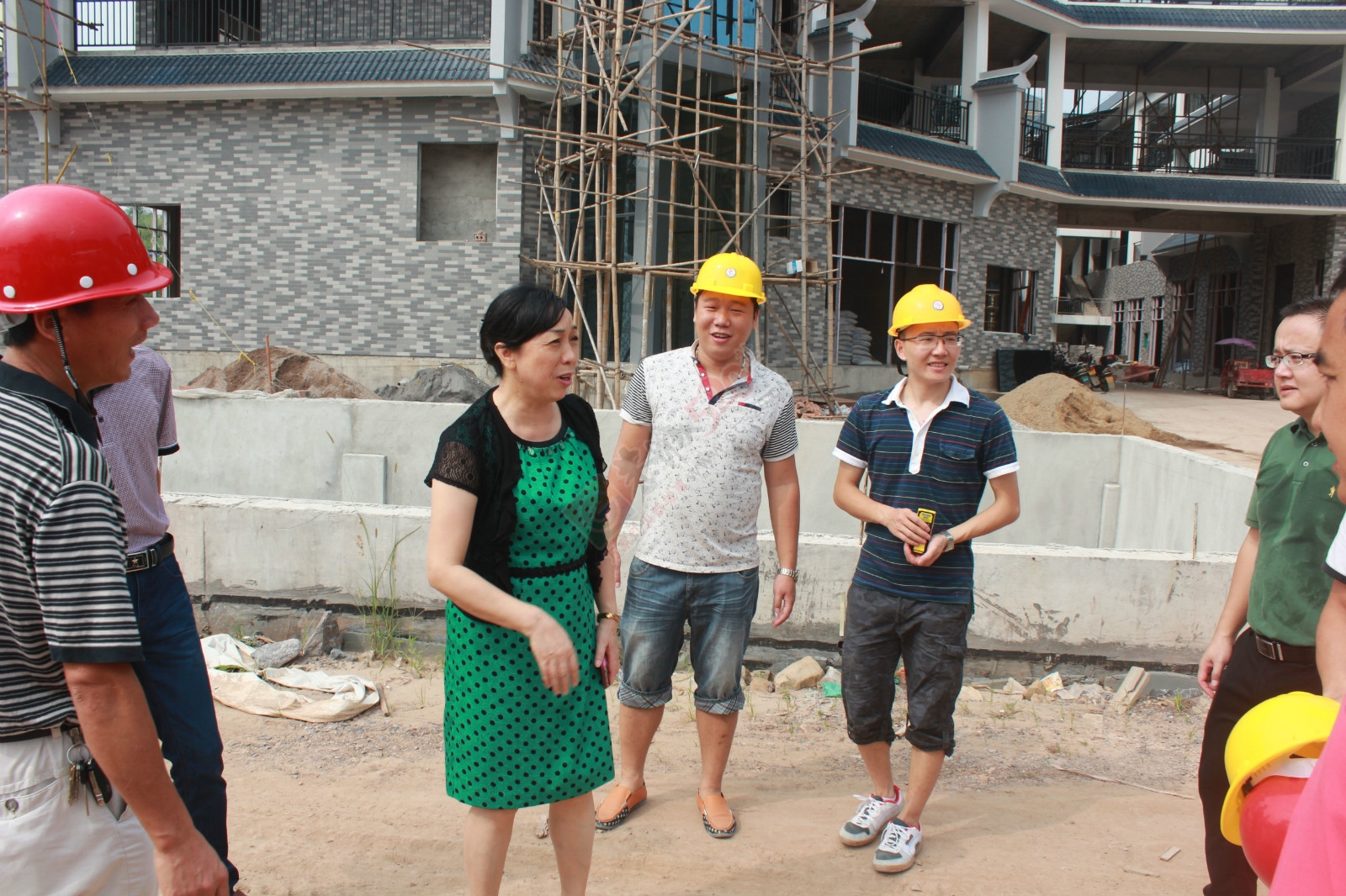 县领导视察建设中的恭城梦迪影院616 / 作者:社区小编 / 帖子ID:119244