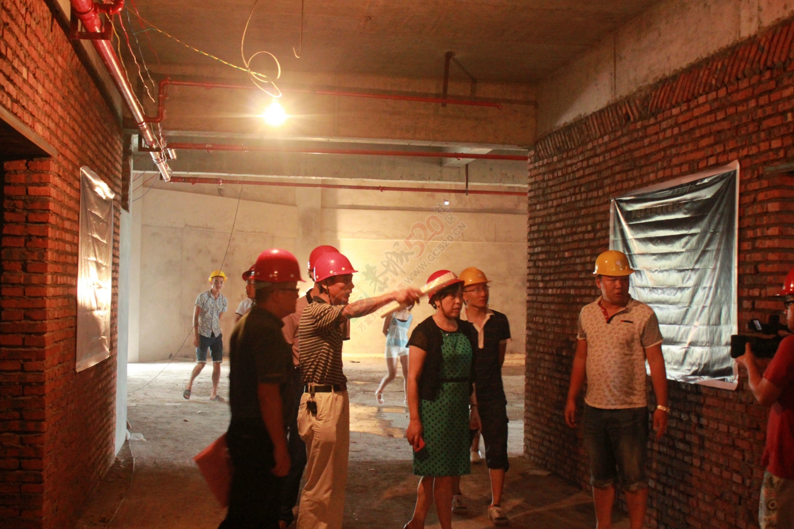 县领导视察建设中的恭城梦迪影院275 / 作者:社区小编 / 帖子ID:119244