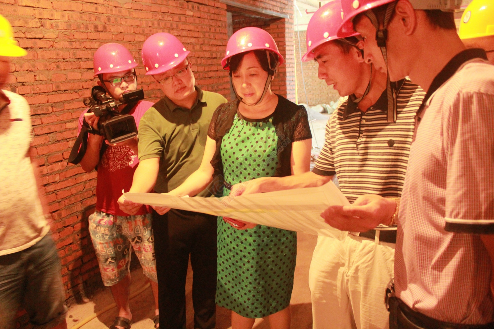 县领导视察建设中的恭城梦迪影院425 / 作者:社区小编 / 帖子ID:119244