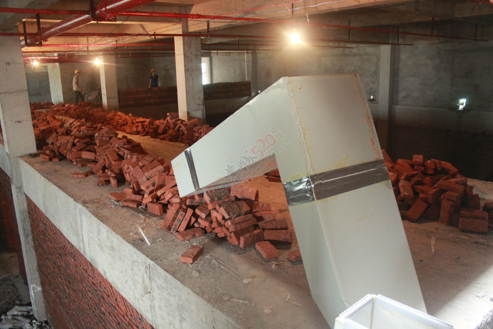 县领导视察建设中的恭城梦迪影院136 / 作者:社区小编 / 帖子ID:119244