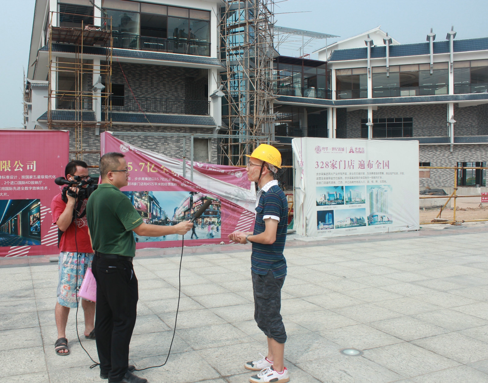 县领导视察建设中的恭城梦迪影院736 / 作者:社区小编 / 帖子ID:119244