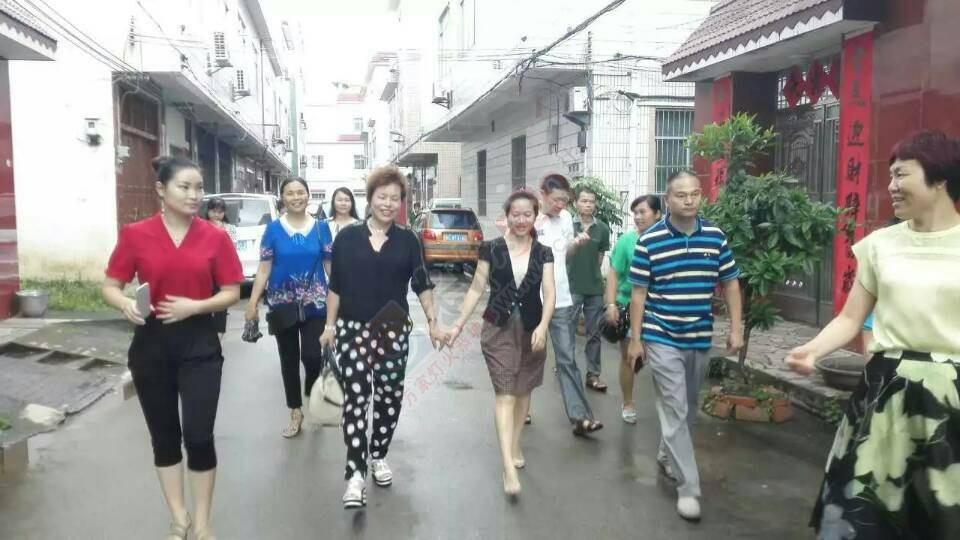 恭城县城乡女能人联谊会慰问公安系统相关单位和个人。710 / 作者:箩筐索 / 帖子ID:119344