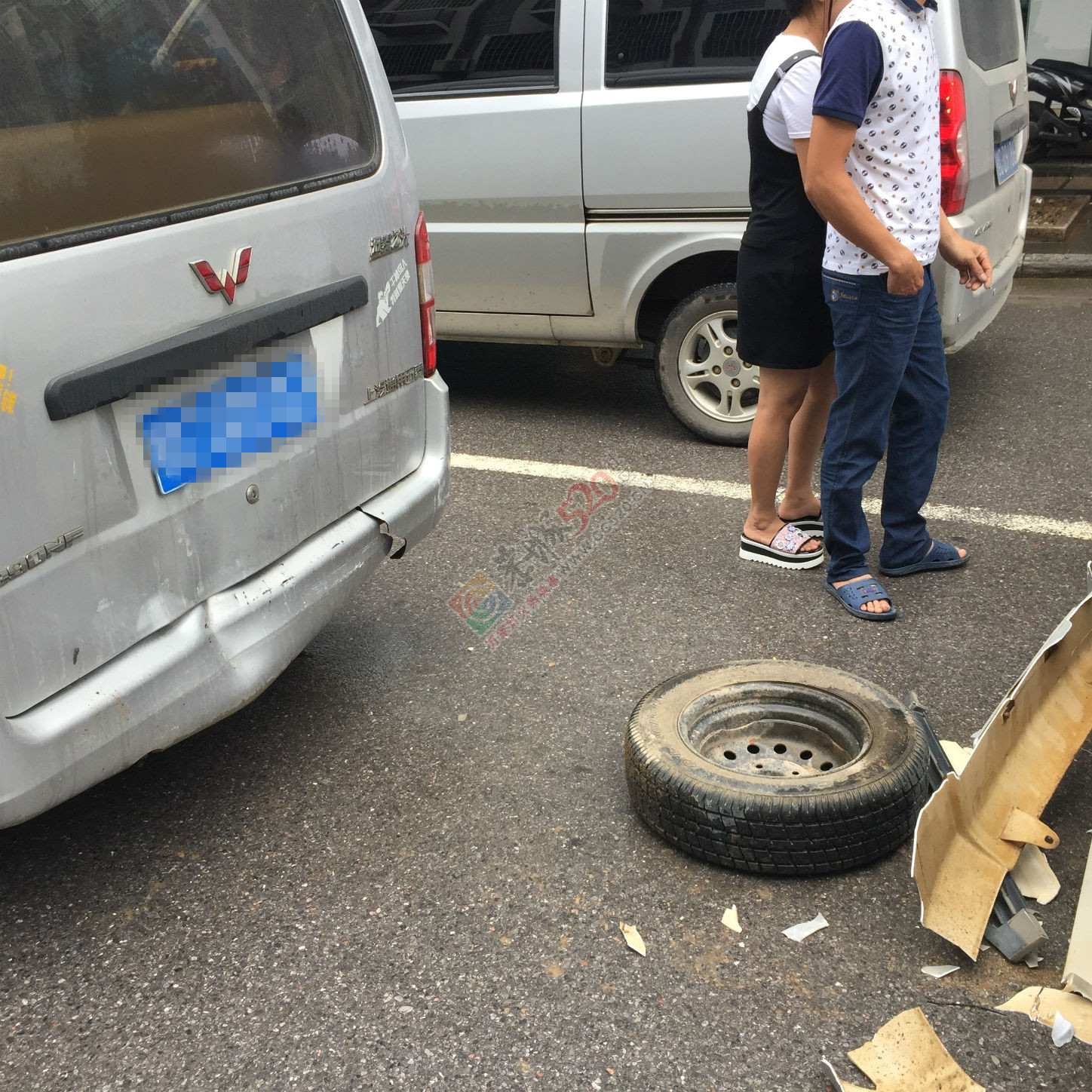 快看啊，恭城红绿灯这里发生四连环车祸啊~！、253 / 作者:水墨茶江 / 帖子ID:119413