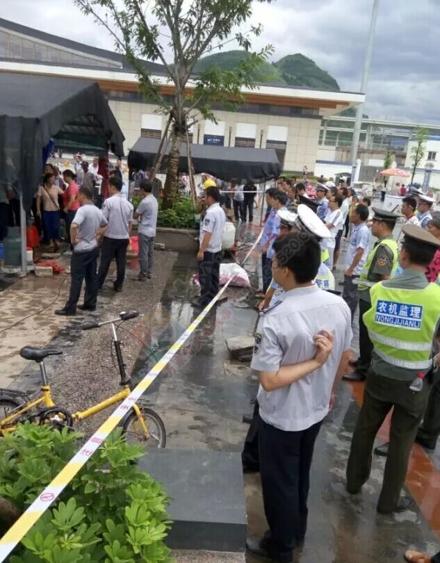 【恭城头条】恭城多部门联合执法，恭城火车站站前广场所有摊点全部被拆除。998 / 作者:社区小编 / 帖子ID:119457