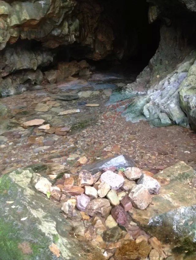 今天骑摩托车去山洞里洗澡真美 还淘了颗漂亮的石头689 / 作者:过往云烟、 / 帖子ID:120254