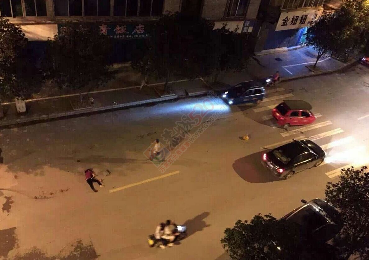 昨晚11点左右，中医院出来的马路上发生车祸866 / 作者:社区小编 / 帖子ID:120785
