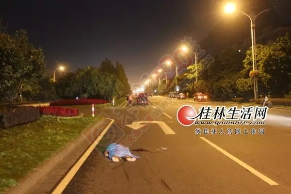 桂林一老人过马路丢垃圾，被出租车撞飞30多米！761 / 作者:额外听歌 / 帖子ID:120877
