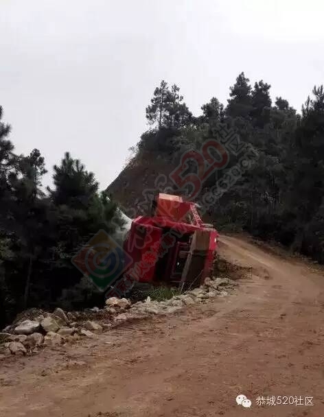 西岭风电场皮卡车被风车部件砸扁576 / 作者:社区小编 / 帖子ID:121136