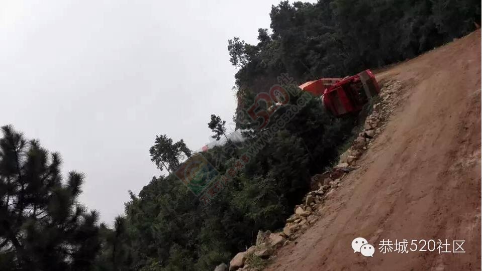 西岭风电场皮卡车被风车部件砸扁113 / 作者:社区小编 / 帖子ID:121136