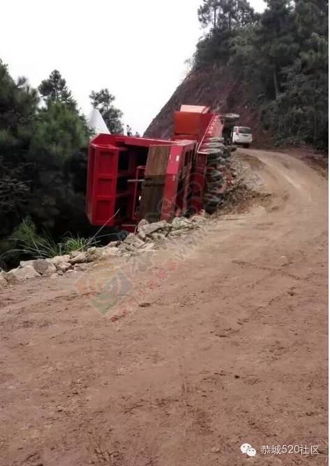 西岭风电场皮卡车被风车部件砸扁192 / 作者:社区小编 / 帖子ID:121136