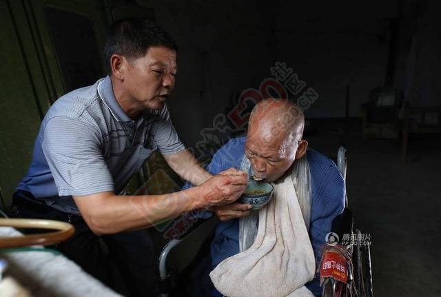 校长用大爱感动好学生 学生记恩情回乡当校长622 / 作者:猫小萌 / 帖子ID:121231