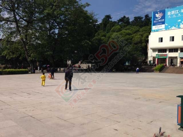 广场什么时候修好的？早上散步就看见这个老人家在溜冰了670 / 作者:单身汉子 / 帖子ID:128255